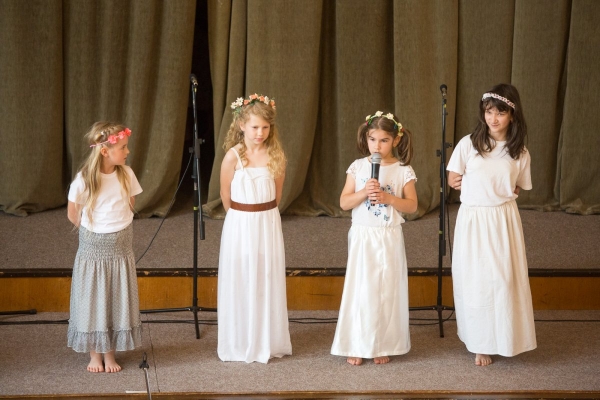 Ke Dni matek v kulturním domě zazpívaly, zahrály i zatančily děti ze slatinské mateřské i základní školy