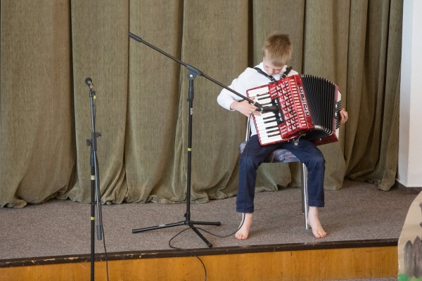 Ke Dni matek v kulturním domě zazpívaly, zahrály i zatančily děti ze slatinské mateřské i základní školy