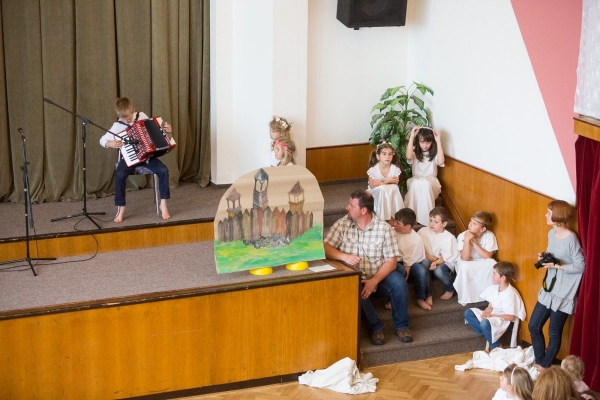 Ke Dni matek v kulturním domě zazpívaly, zahrály i zatančily děti ze slatinské mateřské i základní školy