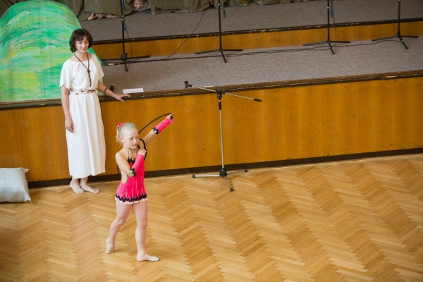 Ke Dni matek v kulturním domě zazpívaly, zahrály i zatančily děti ze slatinské mateřské i základní školy