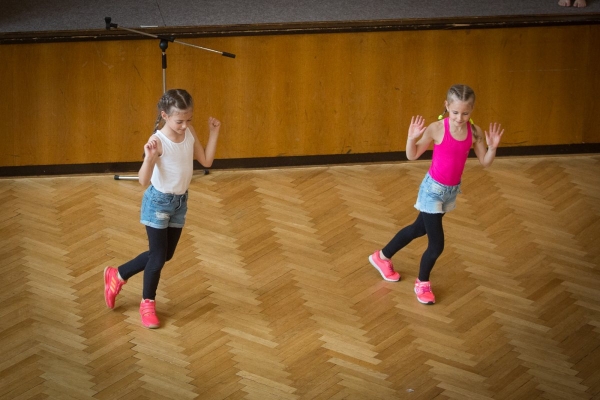 Ke Dni matek v kulturním domě zazpívaly, zahrály i zatančily děti ze slatinské mateřské i základní školy