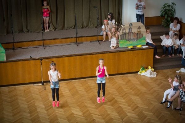 Ke Dni matek v kulturním domě zazpívaly, zahrály i zatančily děti ze slatinské mateřské i základní školy