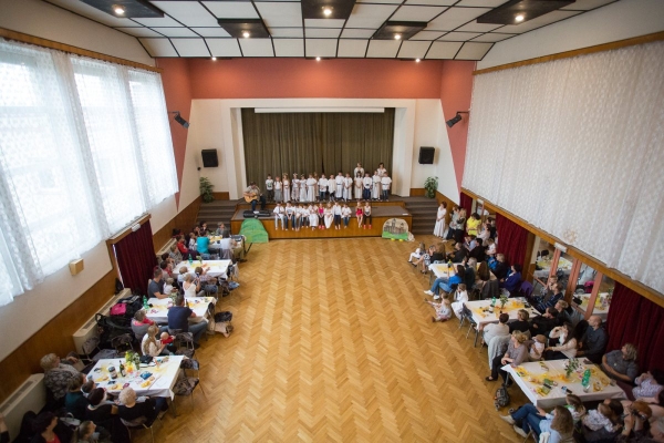 Ke Dni matek v kulturním domě zazpívaly, zahrály i zatančily děti ze slatinské mateřské i základní školy