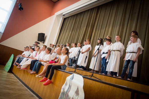 Ke Dni matek v kulturním domě zazpívaly, zahrály i zatančily děti ze slatinské mateřské i základní školy