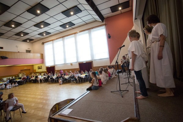 Ke Dni matek v kulturním domě zazpívaly, zahrály i zatančily děti ze slatinské mateřské i základní školy