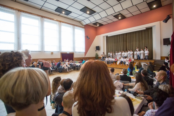 Ke Dni matek v kulturním domě zazpívaly, zahrály i zatančily děti ze slatinské mateřské i základní školy