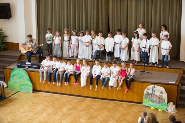 Ke Dni matek v kulturním domě zazpívaly, zahrály i zatančily děti ze slatinské mateřské i základní školy