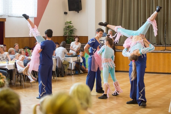 Ke Dni matek v kulturním domě zazpívaly, zahrály i zatančily děti ze slatinské mateřské i základní školy