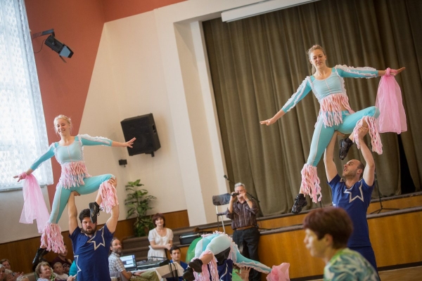Ke Dni matek v kulturním domě zazpívaly, zahrály i zatančily děti ze slatinské mateřské i základní školy