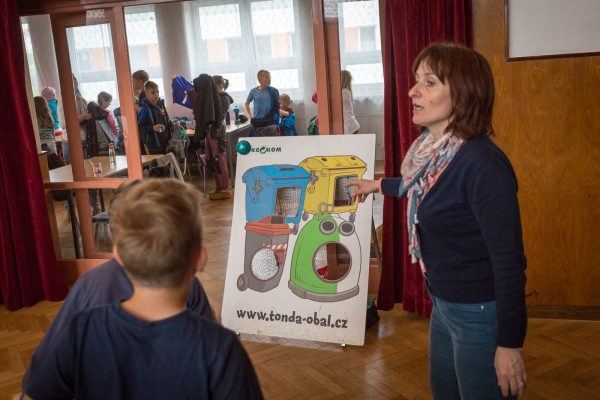 Tonda Obal navštívil slatinský kulturní dům, desítky dětí se seznámily s tříděním odpadu a jeho dalším využití