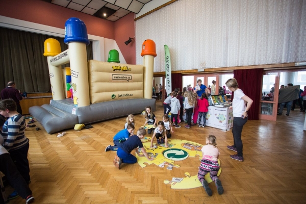 Tonda Obal navštívil slatinský kulturní dům, desítky dětí se seznámily s tříděním odpadu a jeho dalším využití