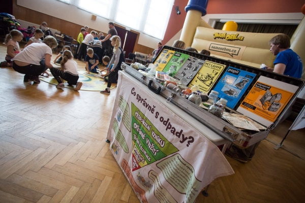 Tonda Obal navštívil slatinský kulturní dům, desítky dětí se seznámily s tříděním odpadu a jeho dalším využití