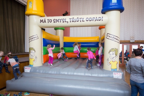 Tonda Obal navštívil slatinský kulturní dům, desítky dětí se seznámily s tříděním odpadu a jeho dalším využití