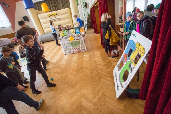 Tonda Obal navštívil slatinský kulturní dům, desítky dětí se seznámily s tříděním odpadu a jeho dalším využití