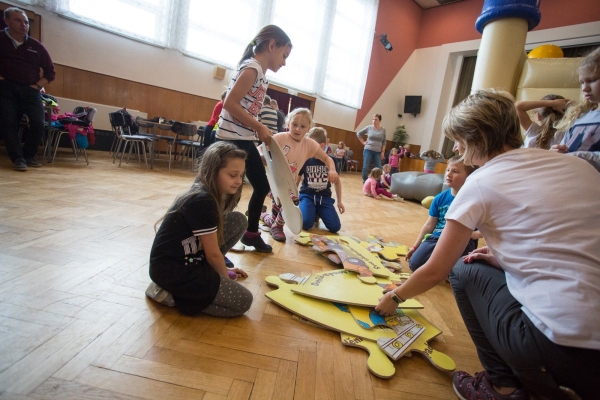 Tonda Obal navštívil slatinský kulturní dům, desítky dětí se seznámily s tříděním odpadu a jeho dalším využití