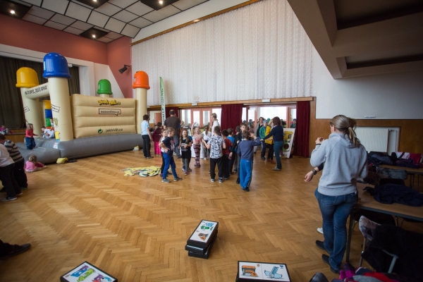 Tonda Obal navštívil slatinský kulturní dům, desítky dětí se seznámily s tříděním odpadu a jeho dalším využití