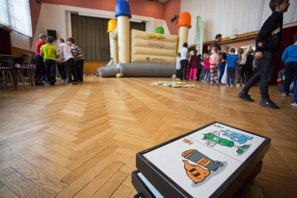 Tonda Obal navštívil slatinský kulturní dům, desítky dětí se seznámily s tříděním odpadu a jeho dalším využití