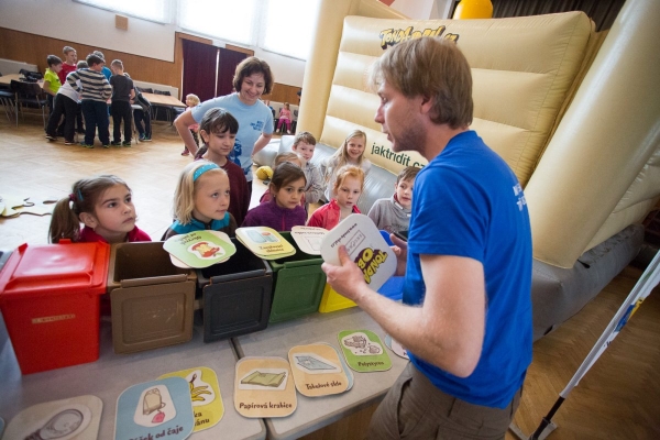 Tonda Obal navštívil slatinský kulturní dům, desítky dětí se seznámily s tříděním odpadu a jeho dalším využití