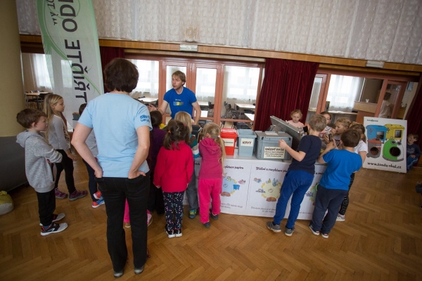 Tonda Obal navštívil slatinský kulturní dům, desítky dětí se seznámily s tříděním odpadu a jeho dalším využití