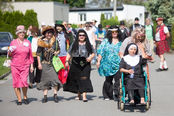 Kácení máje bylo zahájeno dopoledním „pozýváním“ s hlasitou střelbou a občerstvením