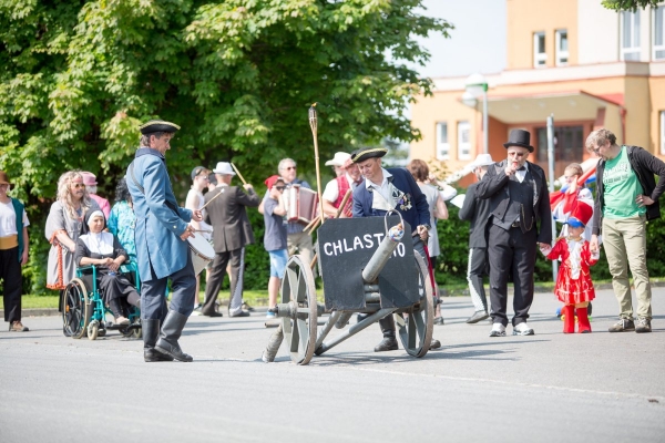 Kácení máje bylo zahájeno dopoledním „pozýváním“ s hlasitou střelbou a občerstvením