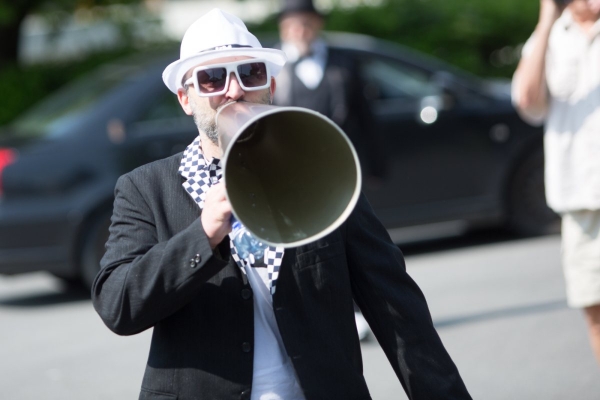 Kácení máje bylo zahájeno dopoledním „pozýváním“ s hlasitou střelbou a občerstvením