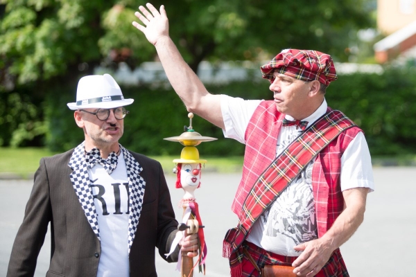 Kácení máje bylo zahájeno dopoledním „pozýváním“ s hlasitou střelbou a občerstvením