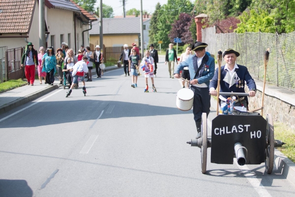 Kácení máje bylo zahájeno dopoledním „pozýváním“ s hlasitou střelbou a občerstvením