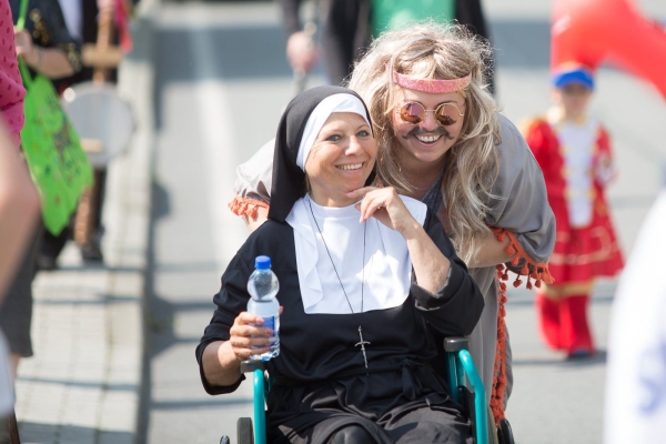 Kácení máje bylo zahájeno dopoledním „pozýváním“ s hlasitou střelbou a občerstvením