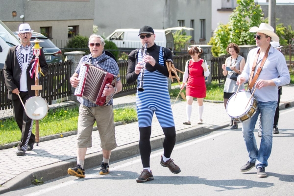 Kácení máje bylo zahájeno dopoledním „pozýváním“ s hlasitou střelbou a občerstvením