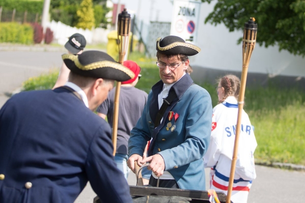Kácení máje bylo zahájeno dopoledním „pozýváním“ s hlasitou střelbou a občerstvením