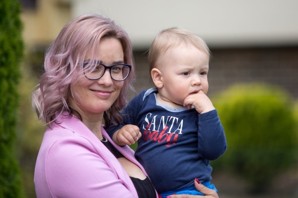 Kácení máje bylo zahájeno dopoledním „pozýváním“ s hlasitou střelbou a občerstvením