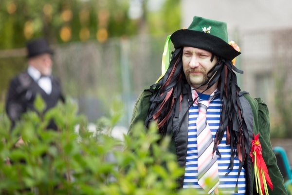 Kácení máje bylo zahájeno dopoledním „pozýváním“ s hlasitou střelbou a občerstvením