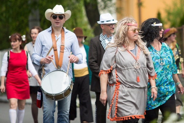 Kácení máje bylo zahájeno dopoledním „pozýváním“ s hlasitou střelbou a občerstvením