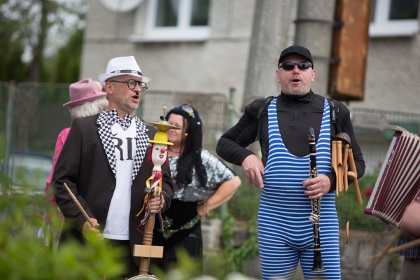 Kácení máje bylo zahájeno dopoledním „pozýváním“ s hlasitou střelbou a občerstvením