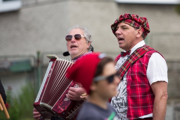 Kácení máje bylo zahájeno dopoledním „pozýváním“ s hlasitou střelbou a občerstvením