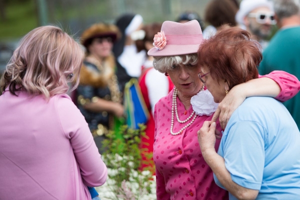 Kácení máje bylo zahájeno dopoledním „pozýváním“ s hlasitou střelbou a občerstvením