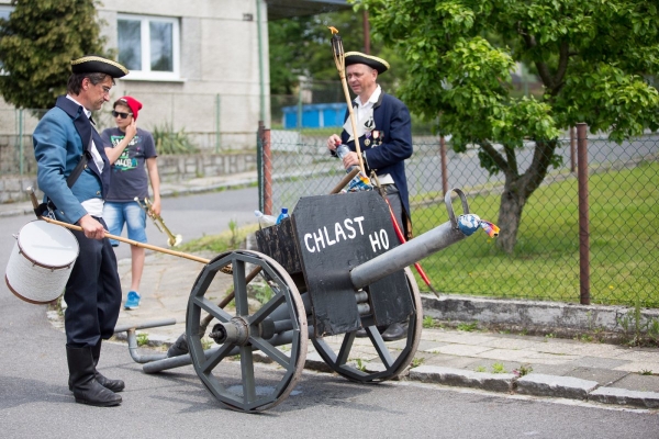 Kácení máje bylo zahájeno dopoledním „pozýváním“ s hlasitou střelbou a občerstvením