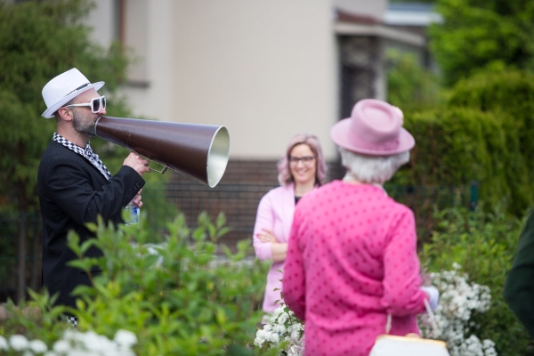 Kácení máje bylo zahájeno dopoledním „pozýváním“ s hlasitou střelbou a občerstvením