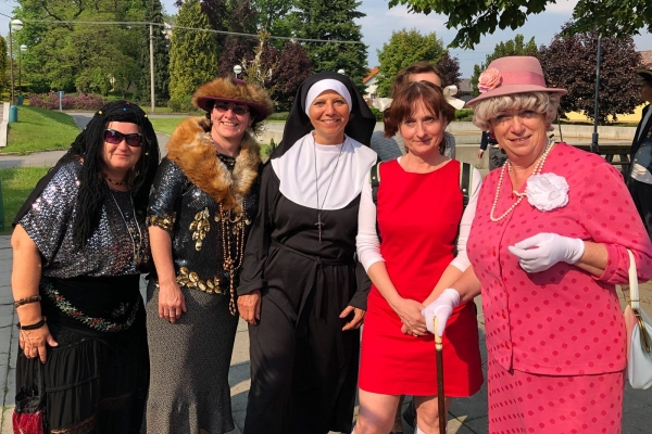 Kácení máje bylo zahájeno dopoledním „pozýváním“ s hlasitou střelbou a občerstvením