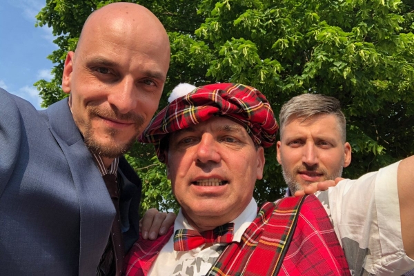 Kácení máje bylo zahájeno dopoledním „pozýváním“ s hlasitou střelbou a občerstvením