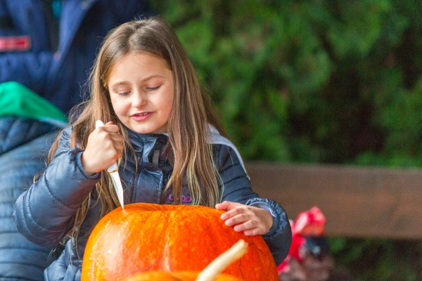 Děti u kulturního domu dlabaly dýně, v závěru se prošly s lampiony v průvodu