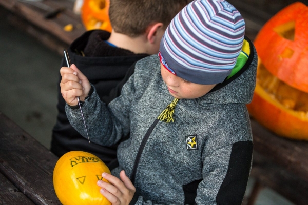 Děti u kulturního domu dlabaly dýně, v závěru se prošly s lampiony v průvodu