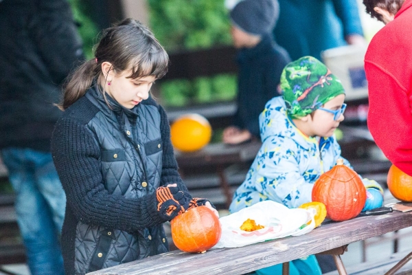 Děti u kulturního domu dlabaly dýně, v závěru se prošly s lampiony v průvodu