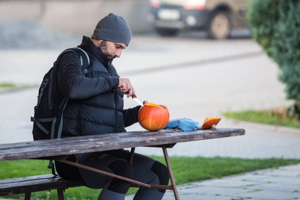 Děti u kulturního domu dlabaly dýně, v závěru se prošly s lampiony v průvodu
