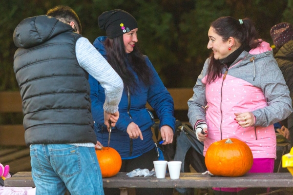 Děti u kulturního domu dlabaly dýně, v závěru se prošly s lampiony v průvodu
