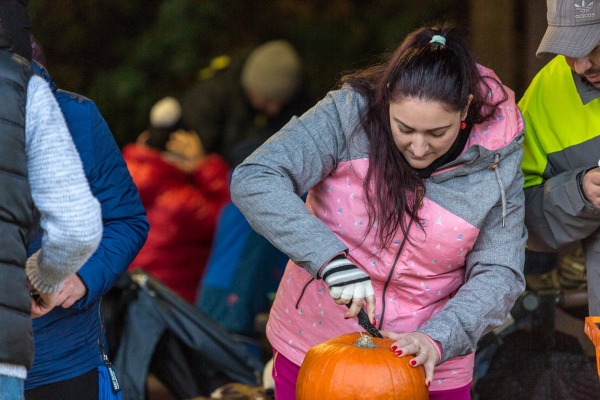 Děti u kulturního domu dlabaly dýně, v závěru se prošly s lampiony v průvodu