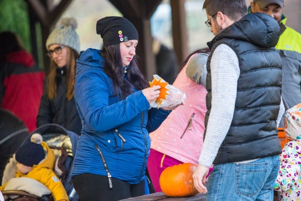 Děti u kulturního domu dlabaly dýně, v závěru se prošly s lampiony v průvodu