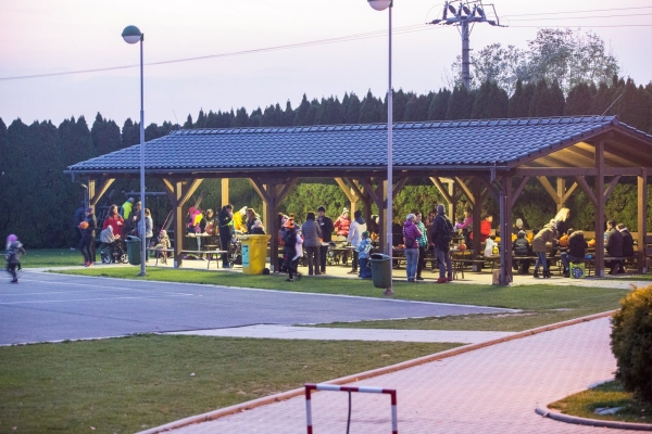 Děti u kulturního domu dlabaly dýně, v závěru se prošly s lampiony v průvodu