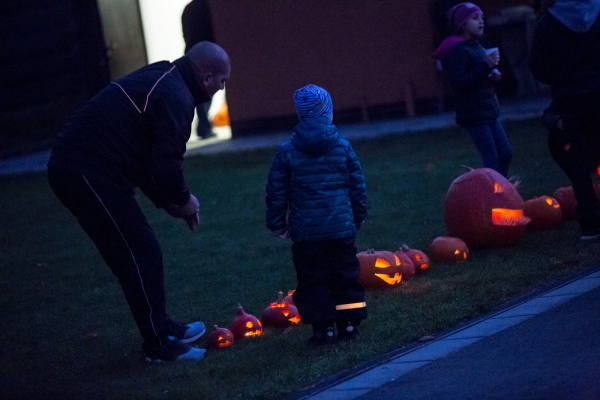 Děti u kulturního domu dlabaly dýně, v závěru se prošly s lampiony v průvodu